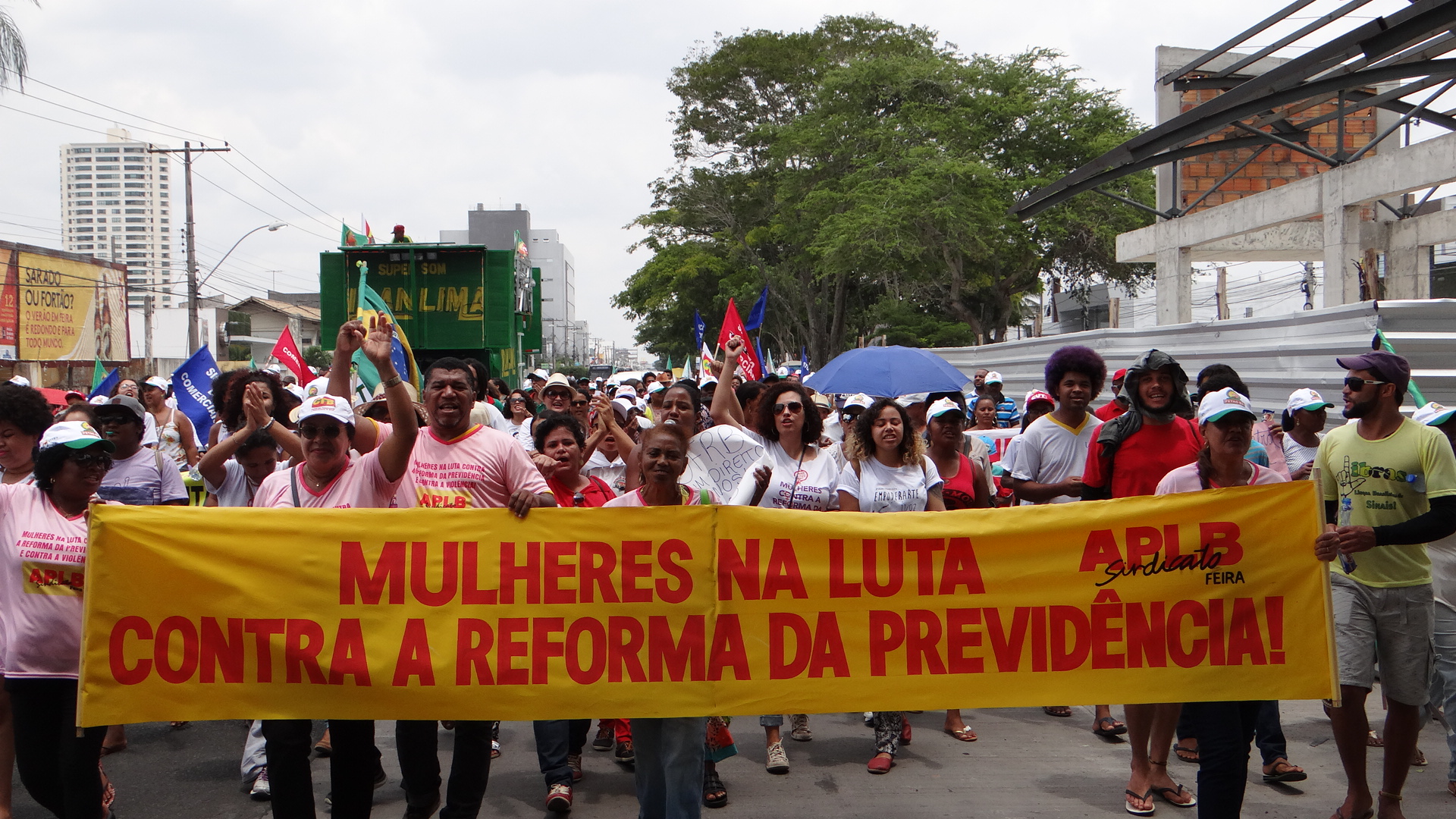 Ato de manifestação do 8 de março reúne milhares de pessoas contra a Reforma da Previdência e violência de gênero, em Feira