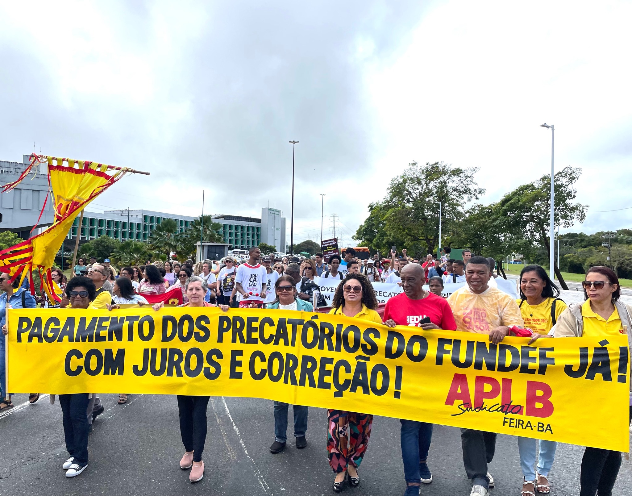 Caravana da APLB Feira participa de dia de luta e paralisação da Rede Estadual